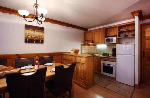 Oz-en-Oisans Apartment | Wifi, 50m from resort center, fitness, swimming pool, sauna, hammam, balcony, tv, ski locker, 40m²