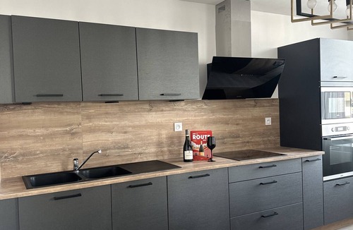 Tain-l'Hermitage Apartment | Wine-themed apartment—in the center of Tain l'Hermitage with a large garage.