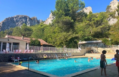 Orgon House | ZEcamping 4 étoiles piscine chiens acceptés tente clim 34m2 5 pers