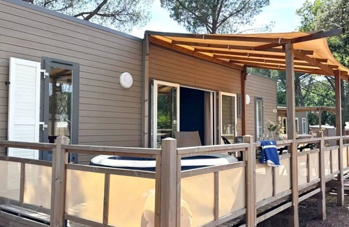 Le Muy House | ZEcamping 5 étoiles espace aquatique locatif TV LV clim 43m2