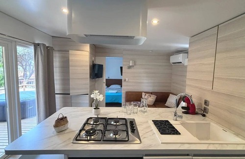 Le Muy House | ZEcamping 5 étoiles espace aquatique locatif TV LV clim 43m2