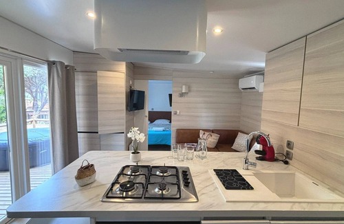 Le Muy House | ZEcamping 5 étoiles espace aquatique locatif TV LV clim 43m2