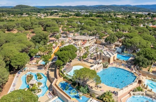 Le Muy Ski Chalet | ZEcamping 5 étoiles parc aquatique locatif TV clim 32m2