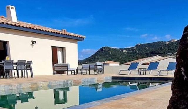 "élégance Corse : Maison 3 Chambres, Piscine" in Figari