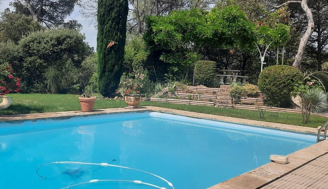 1 bedroom, separate entrance, private parking, small pets allowed, swimming pool.