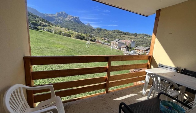 10m from resort center, 4th floor, view ski slopes, balcony, parking, tv, ski locker, 26m² in Enchastrayes
