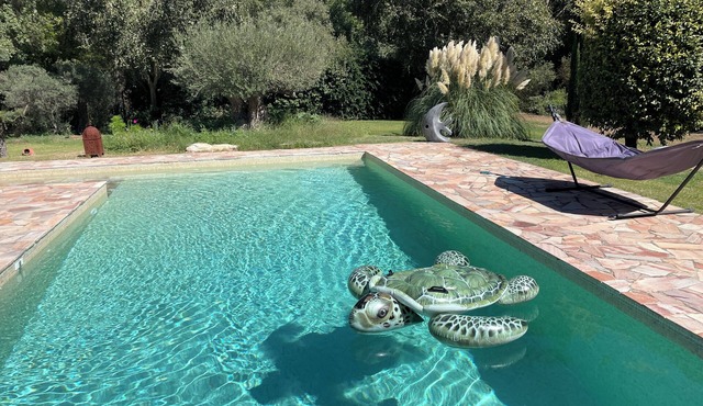 15 min from Aix-en-Provence: Charming cottage with seasonal heated pool