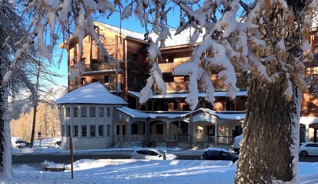 1BR Alpine Flat | 1.8 Miles to Mountain Golfing | Steps to Mountain Slopes