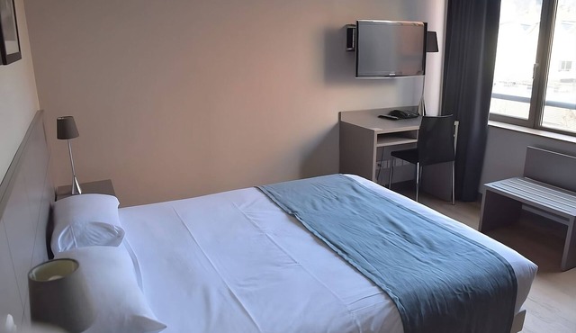 2 Modern Retreat Near Lyon Museums, Parks & Riverside Walking Paths