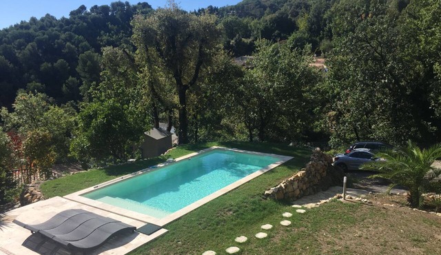 20 minutes from Nice, near the village of CARROS, detached house with a pool