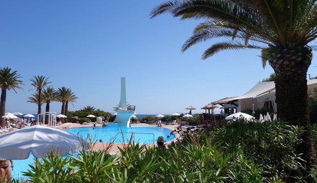 3 bedroom duplex in a luxury compound right on the sea near Cannes