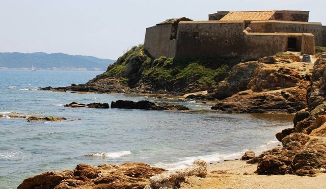 50m from the beach, 2 apartments side by side, sea view, tip of the Giens peninsula