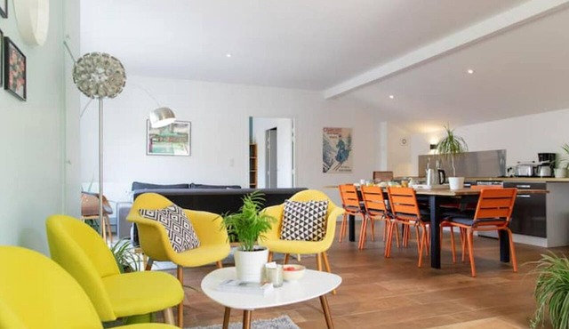 6-person air-conditioned gîte: terrace, garden, heated swimming pool 10 km from Lyon