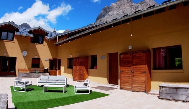 6-room chalet with fireplace, private parking near Monêtier-les-Bains