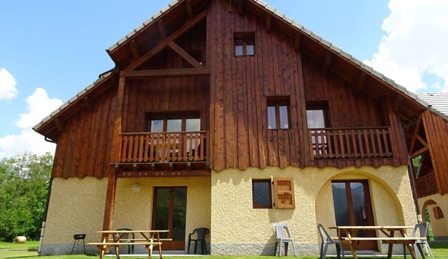 77m2 apartment, 7/9 people in a chalet, 3 bedrooms, swimming pool, jacuzzi