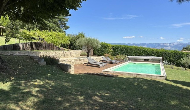 A comfortable vacation rental in a renovated stone building, in a quiet location yet close to everything. in ST LATTIER