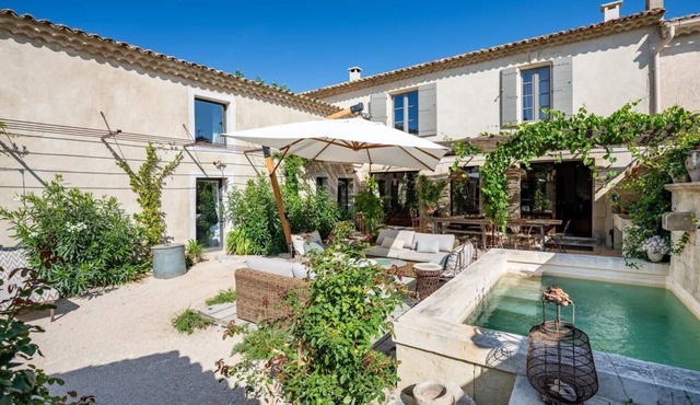 A little Provençal gem in the heart of a village with a cooling pool