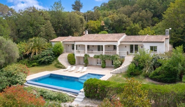 🌿 A Peaceful Retreat with a Pool in Roquefort