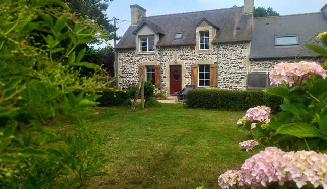 Adorable gîte, 3 kms from Binic & beaches, equipped kitchen, 4 bedrooms 8 beds, garden in Lantic