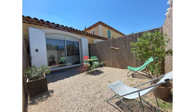 Adorable maisonette with private parking on site.
