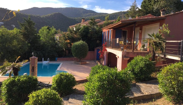 Air-conditioned villa with pool & sea view, walk to beach, near Saint-Tropez