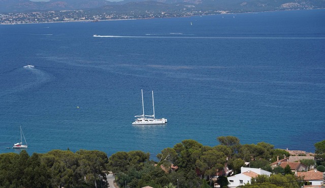 Air-conditioned villa with panoramic sea view and heated pool, 900m from the beach
