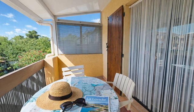 Air-conditioned studio with balcony in La Londe-les-Maures, parking included