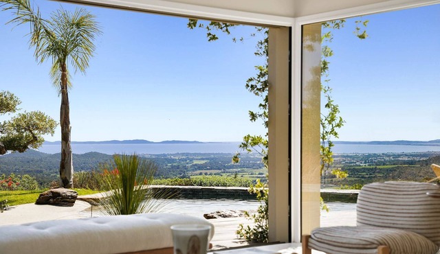 Air-conditioned dream villa with lagoon-style pool and sea view for 6 guests in La Londe-les-Maures