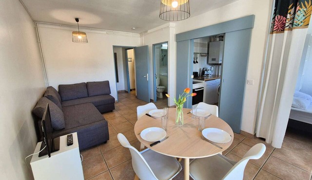 Air-conditioned apartment with terrace, private parking, residence with swimming pool