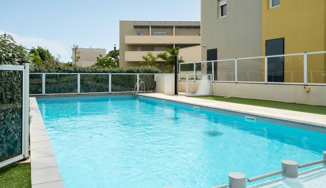 Air-conditioned apartment with a pool and a beach 450 meters away in Sérignan