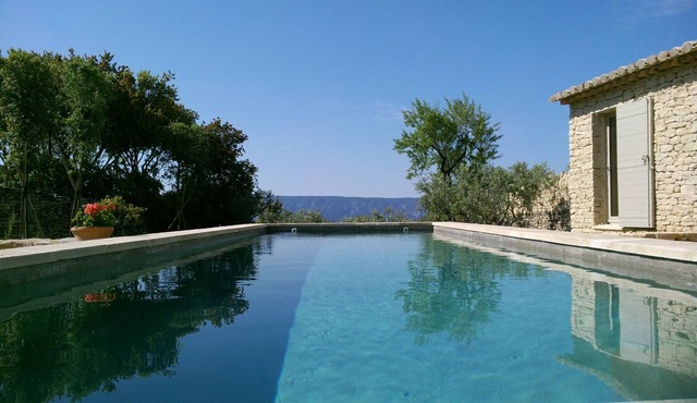 Air-conditioned detached house with a pool, on a family-owned property