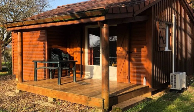 Air-conditioned Forest Chalets (30m²) sleeps 4 in ROCAMADOUR