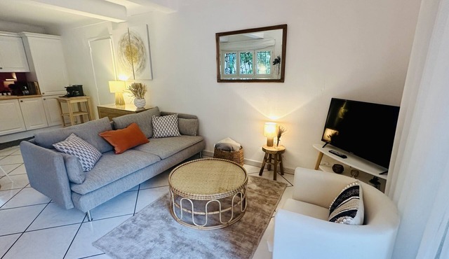 Air-conditioned ground-floor villa with WiFi close to the sea and shops private parking