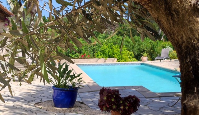 Air-conditioned Provençal villa with a pool - 4 bedrooms/10 guests