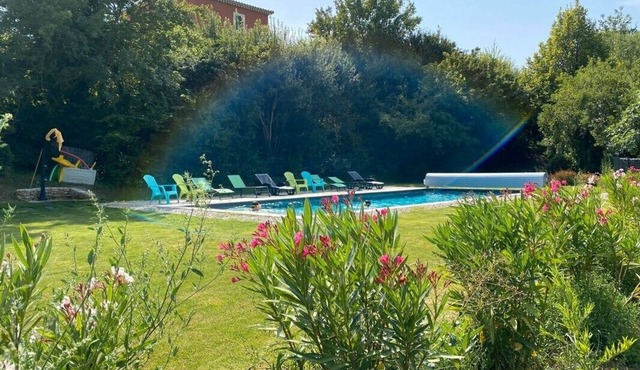 Air-conditioned Provencal family home with heated swimming pool