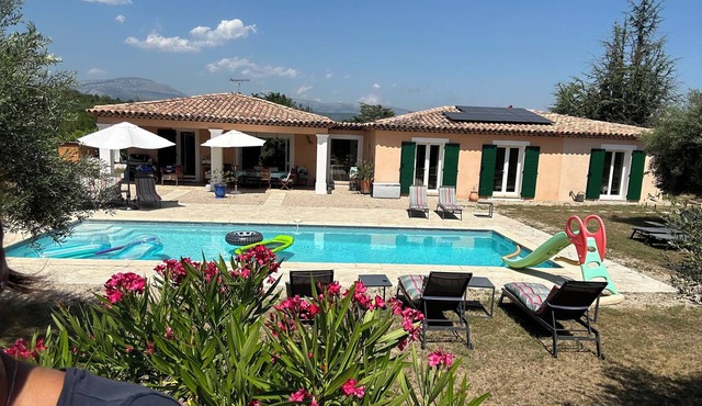 Air-conditioned villa with private pool and air conditioning in a quiet location