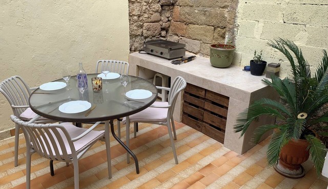 Air-conditioned village house with a terrace near the Thau Lagoon, Pézenas in Montagnac