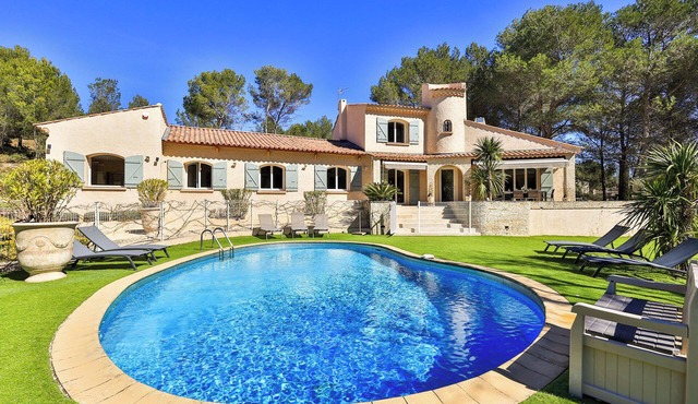 Air-conditioned villa with swimming pool, rated 4 stars, 10 minutes from Aix-en-Provence.