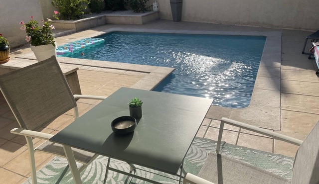 Air-conditioned, well-maintained house with private, unoverlooked swimming pool in Vedène
