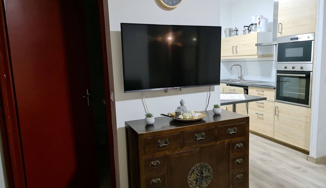 Apartment 'Gîte Zen' with Mountain View, Shared Pool and Wi-Fi in Carnoules