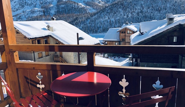 Apartment in chalet, at the foot of the slopes, balcony, parking, garage and wifi.