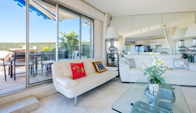 Apartment 'Sea and Sky 8 Personnes' with Sea View, Private Terrace and Air Conditioning