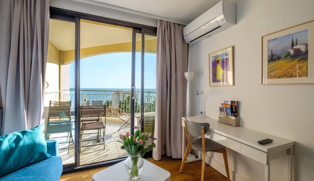 Apartment 'Sur La Mer' with Sea View, Shared Pool and Wi-Fi