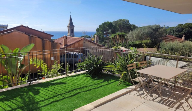 Apartment with garden and lovely sea view, 15-minute walk from the beaches.