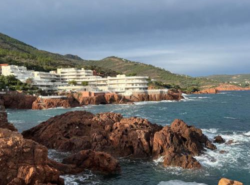 Appartement 3 pièces pieds dans l 'eau front de mer sur la côte d'Azur