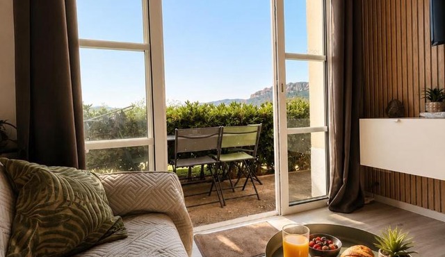 Appartement rénové rare au centre du village CAP ESTEREL chambre séparée -piscines et parking