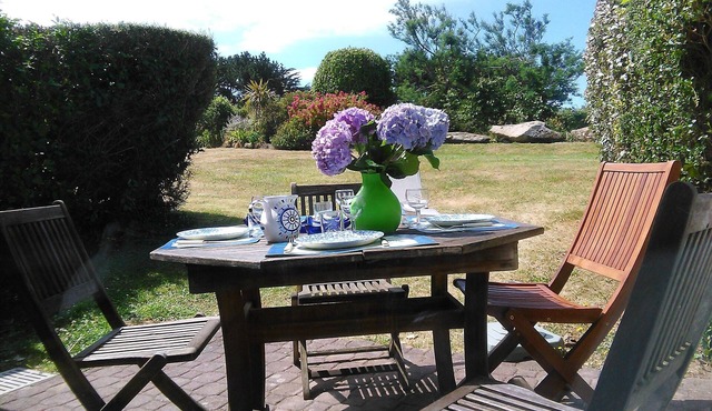 Ar Bleuenn "exceptional location, artist's studio, peaceful setting, Golf PERROS, PLOUMANAC'H in tregastel