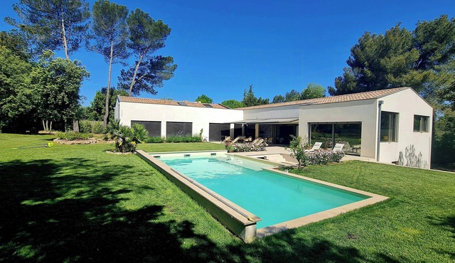 Architect-designed villa with pool in Provence