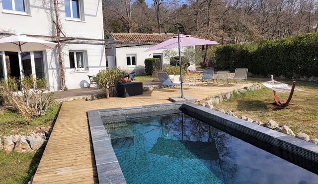 Architect-designed villa with swimming pool in the heart of Provence