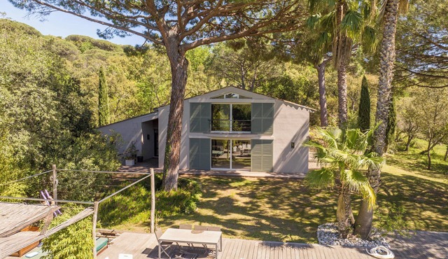 Architect-designed villa, between sea and hills, 10 minutes from Gigaro beaches